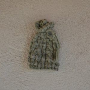 Flätstickad barnmössa i 100% alpackagarn, stickkit