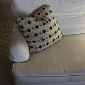 Tvåfärgad mönsterstickad kudde i 100% finull, stickkit