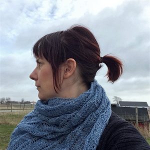Sjal med spetsmönster i Manos Marina, stickkit