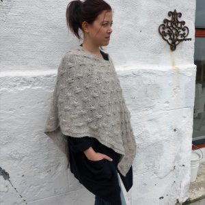 Greta poncho med X-mönster